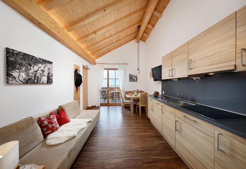 Wohnküche mit Schlafcouch − Ferienwohnung St. Maddalena