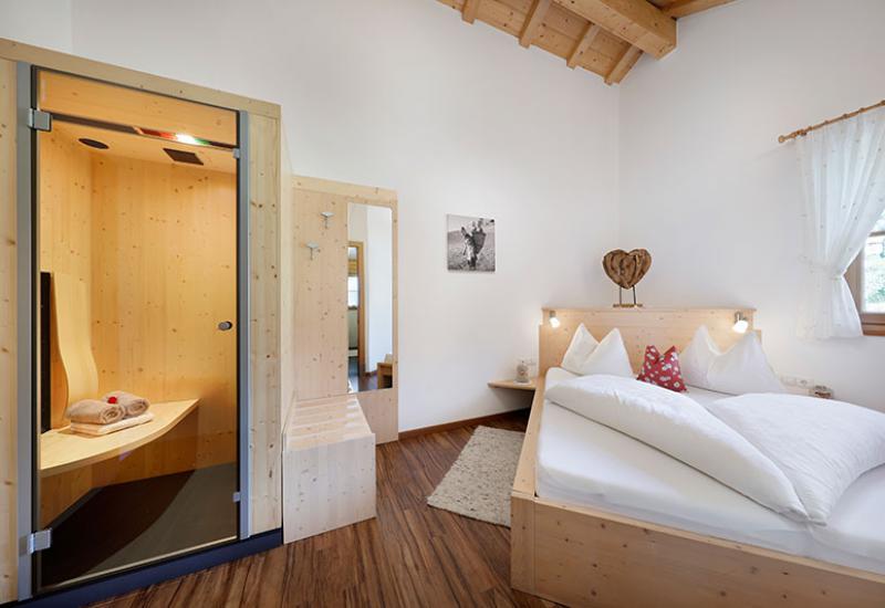 Schlafzimmer mit Infrarotkabine − Ferienwohnung St. Maddalena