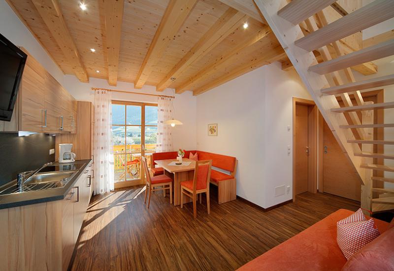 cucina abitabile con divano letto − appartamento S. Ippolito