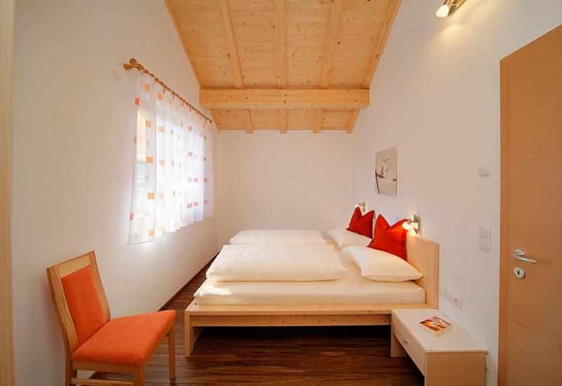 Schlafzimmer 2 − Ferienwohnung St. Hippolyt