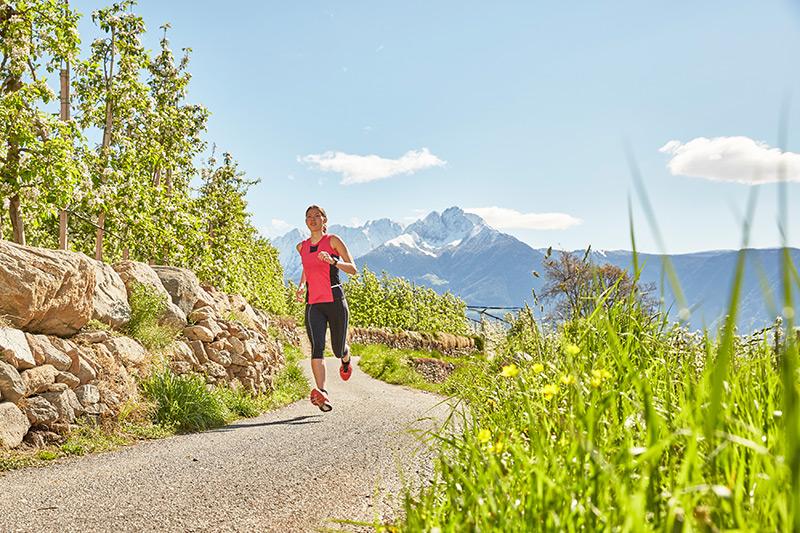 Joggen durch blühende Obstwiesen