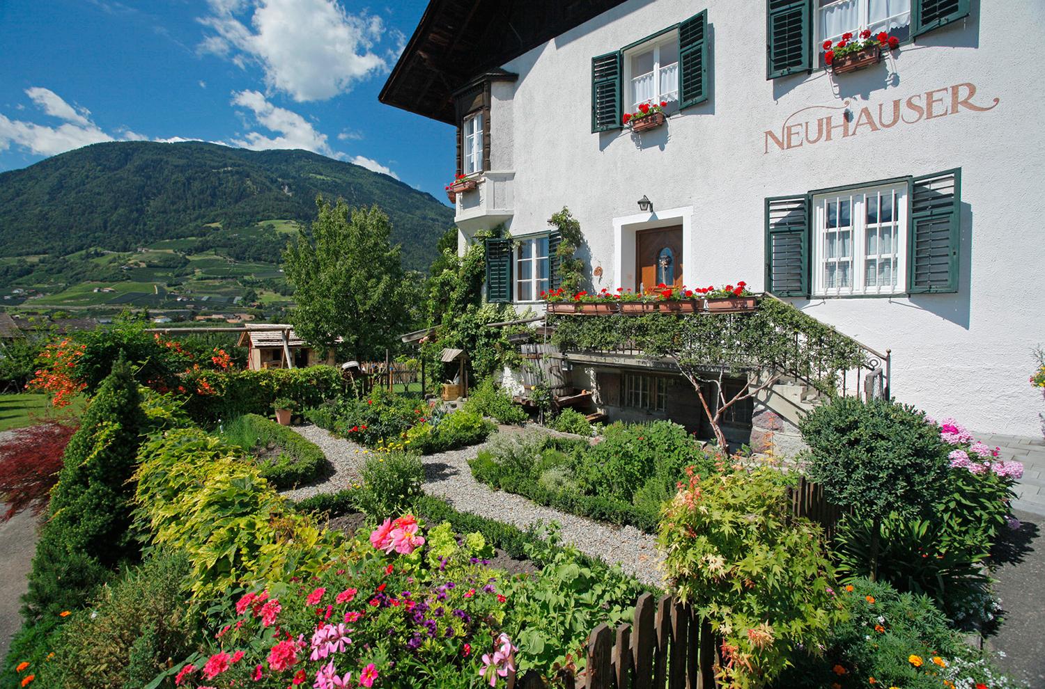 farmhouse garden in front of the Neuhauserhof